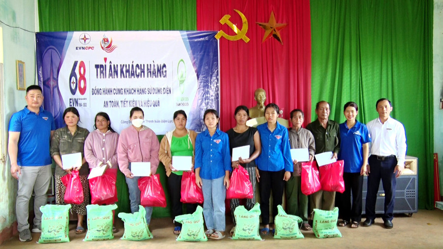 Điện lực huyện Đức Cơ tổ chức chương trình tri ân khách hàng. Ảnh. Thanh Tịnh