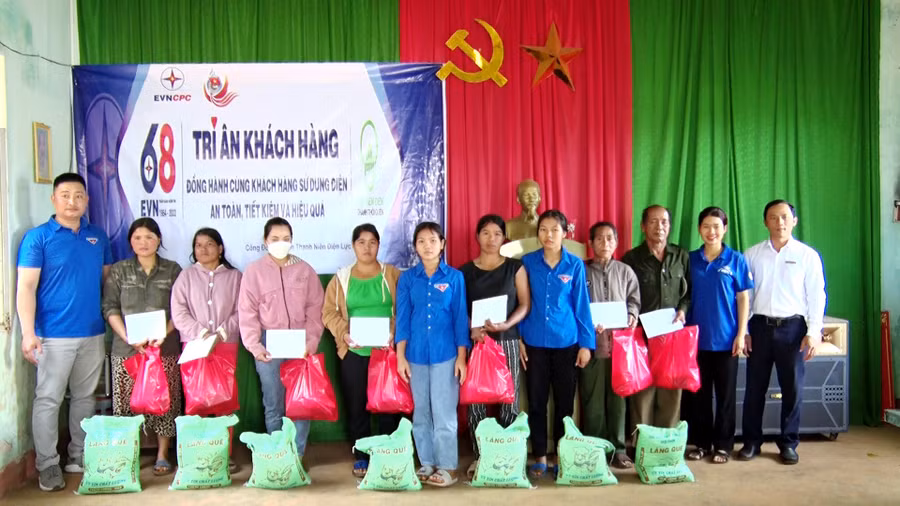 Điện lực huyện Đức Cơ tổ chức chương trình tri ân khách hàng. Ảnh. Thanh Tịnh