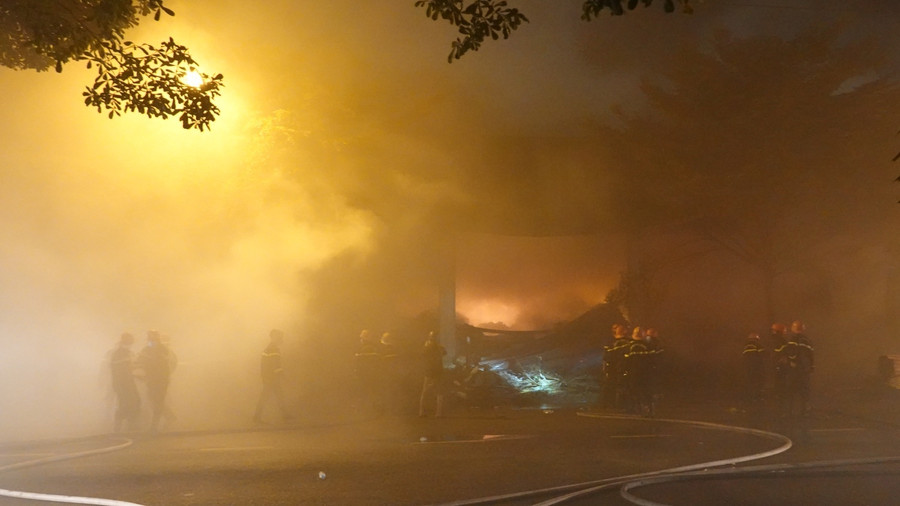 Đám cháy gây khói mù mịt khu vực lân cận. Ảnh: Hoàng Trọng Đám cháy gây khói mù mịt khu vực lân cận. Ảnh: Hoàng Trọng