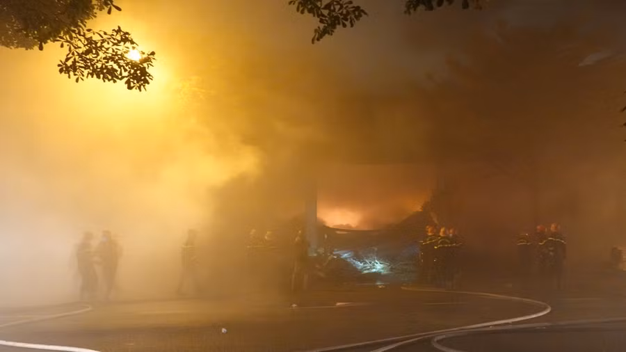 Đám cháy gây khói mù mịt khu vực lân cận. Ảnh: Hoàng Trọng