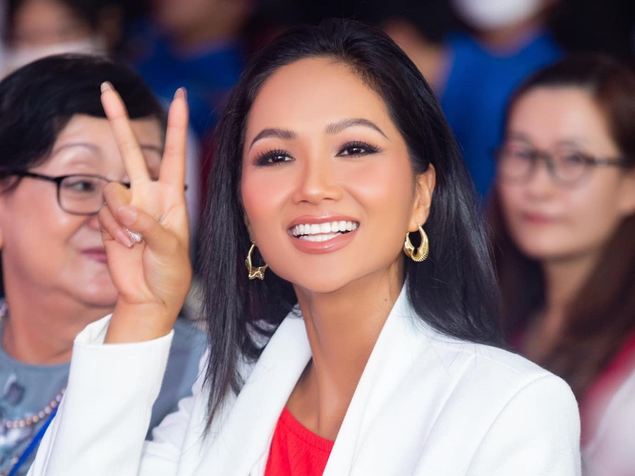 H’Hen Niê tiếp tục đồng hành trong một số dự án hỗ trợ những người sống chung với HIV/AIDS. Ảnh: FBNV