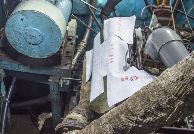 Máy tàu BV 93279 TS của thuyền trưởng Bùi Đức Động được niêm phong để điều tra vụ đổ cát, nước vào bồn nhớt. Ảnh: Hà Anh Đức