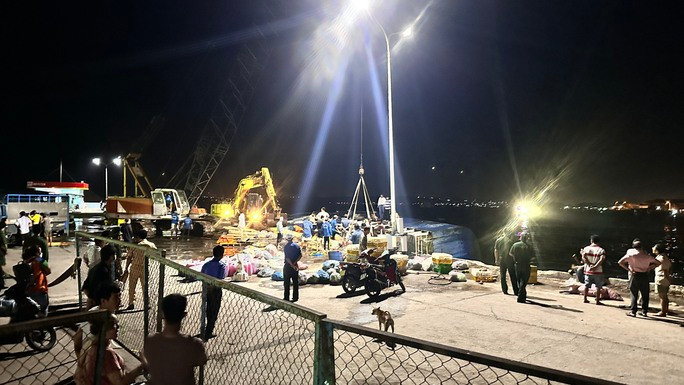 Lực lượng chức năng nỗ lực vớt hàng hóa lên bờ. Ảnh: DT Lực lượng chức năng nỗ lực vớt hàng hóa lên bờ. Ảnh: DT