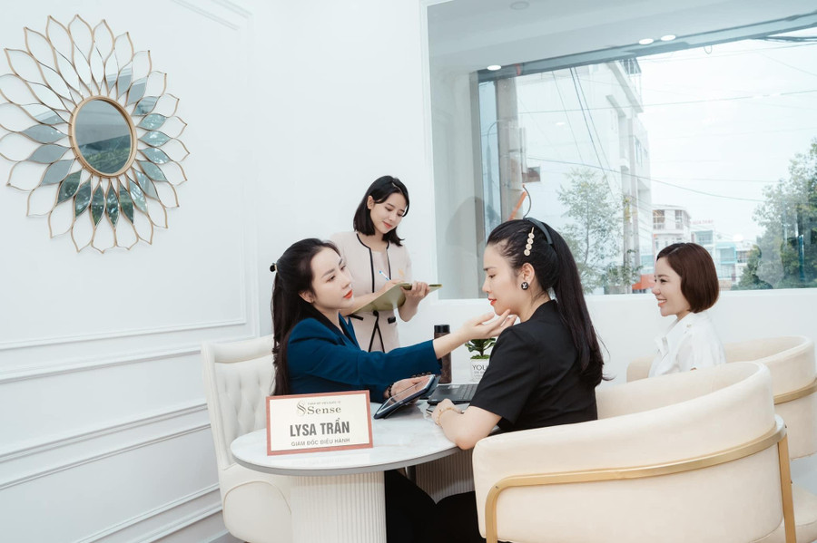 Bà Trần Thị Ly Sa (áo vest xanh)- Giám đốc điều hành Thẩm mỹ viện Quốc tế SENSE đang tư vấn dịch vụ cho khách hàng. Ảnh cơ sở cung cấp.