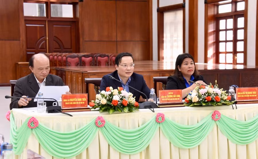 Các đồng chí: Trương Hải Long (ở giữa)-Phó Bí thư Tỉnh ủy, Chủ tịch UBND tỉnh; Nguyễn Đình Tiến (bìa trái)-Giám đốc Sở Nội vụ; Hà Thị Giang Thảo-Bí thư Tỉnh Đoàn, Chủ tịch Hội LHTN Việt Nam tỉnh chủ trì hội nghị đối thoại. Ảnh: Đức Thụy