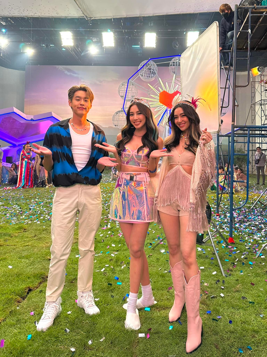 Thùy Tiên đứng giữa Bella Ranee Campen (phải) và Billkin Putthipong Assaratanakul. Ảnh: INSTAGRAM NV