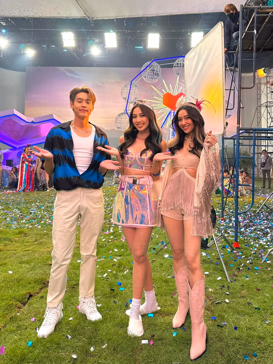 Thùy Tiên đứng giữa Bella Ranee Campen (phải) và Billkin Putthipong Assaratanakul. Ảnh: INSTAGRAM NV