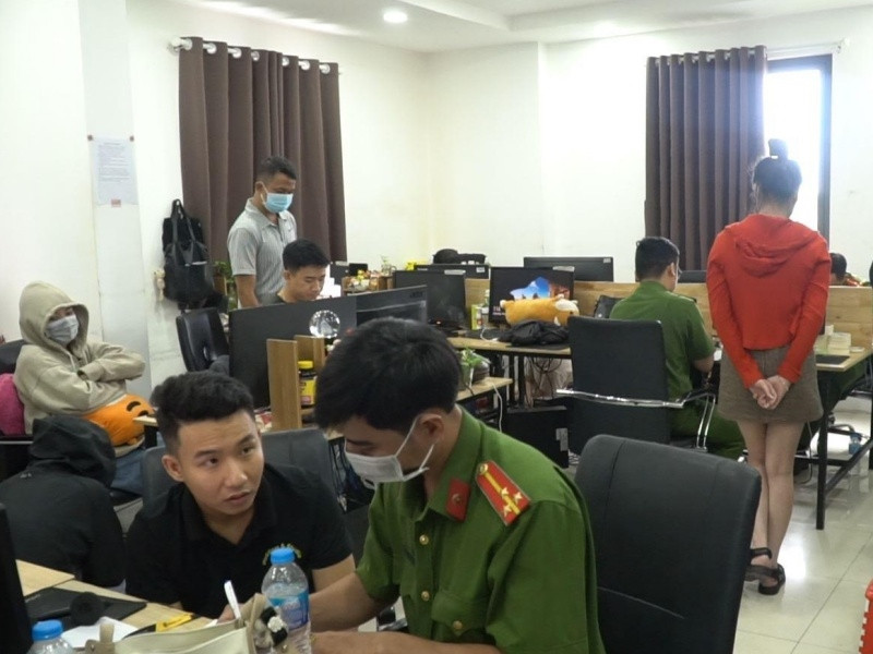 Lực lượng Công an TP. HCM kiểm tra hành chính Công ty Luật TNHH Power Law. Ảnh: BVPL Lực lượng Công an TP HCM kiểm tra hành chính Công ty Luật TNHH Power Law