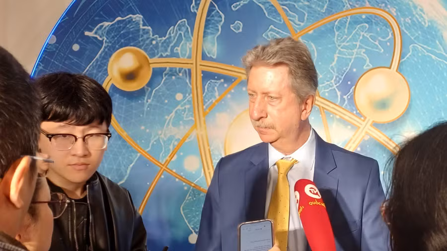 GS Levine trao đổi với báo chí Việt Nam về những triển vọng trong nghiên cứu chữa bệnh ung thư. Ảnh: Quý Hiên