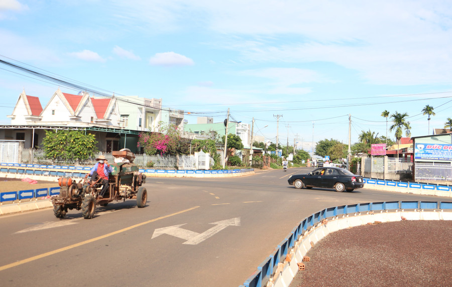 Nút giao thông đoạn tránh Đông đường Hồ Chí Minh giao với đường Cách Mạng (km6+462) không có biển báo, đèn tín hiệu giao thông, tiềm ẩn nguy cơ TNGT. Ảnh: Quang Tấn