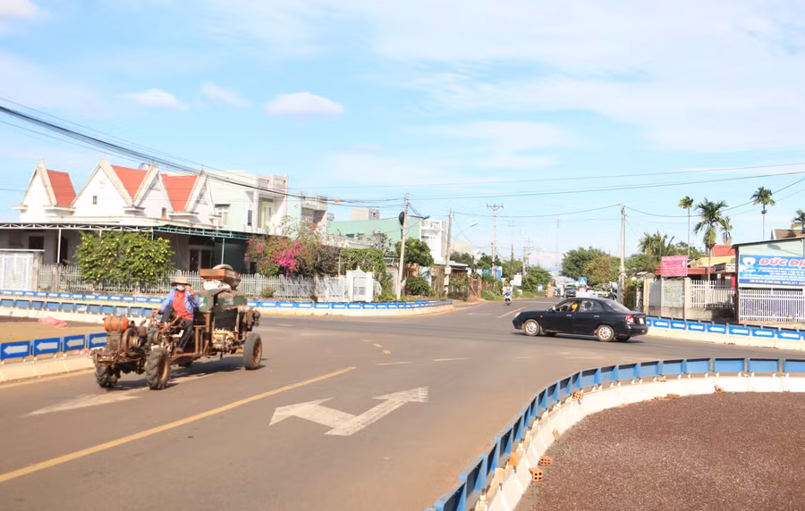 Nút giao thông đoạn tránh Đông đường Hồ Chí Minh giao với đường Cách Mạng (km6+462) không có biển báo, đèn tín hiệu giao thông, tiềm ẩn nguy cơ TNGT. Ảnh: Quang Tấn