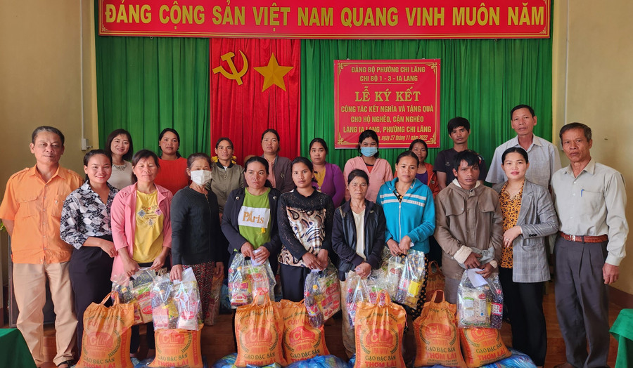 Chi bộ 1 và 3 tặng quà cho 14 hộ nghèo, cận nghèo làng Ia Lang. Ảnh: Phương Dung