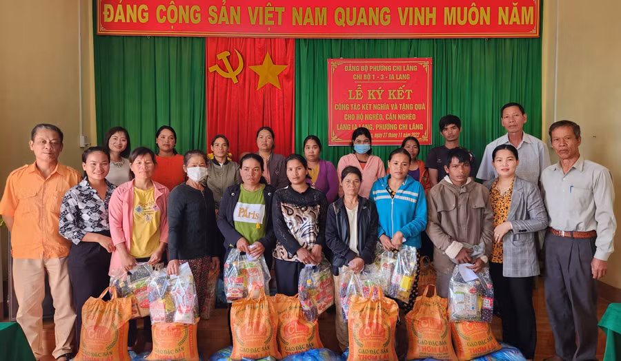 Chi bộ 1 và 3 tặng quà cho 14 hộ nghèo, cận nghèo làng Ia Lang. Ảnh: Phương Dung