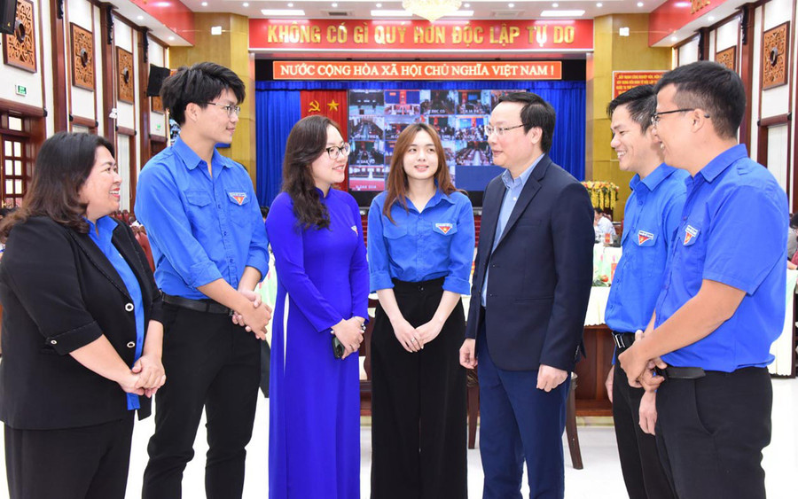 Phó Bí thư Tỉnh ủy, Chủ tịch UBND tỉnh Trương Hải Long (thứ 3 từ phải sang) trao đổi với cán bộ Đoàn và thanh niên bên lề hội nghị đối thoại với thanh niên năm 2022. Ảnh: Đức Thụy Phó Bí thư Tỉnh ủy, Chủ tịch UBND tỉnh Trương Hải Long (thứ 3 từ phải sang) trao đổi với cán bộ Đoàn và thanh niên bên lề hội nghị đối thoại với thanh niên năm 2022. Ảnh: Đức Thụy