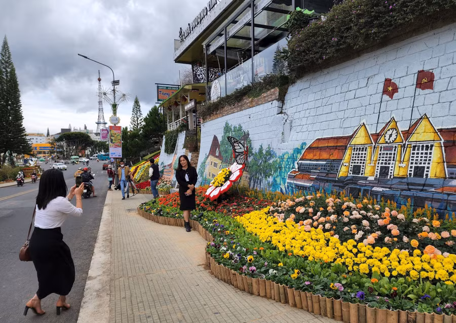 Không gian hoa đường Lê Đại Hành. Ảnh: Lâm Viên