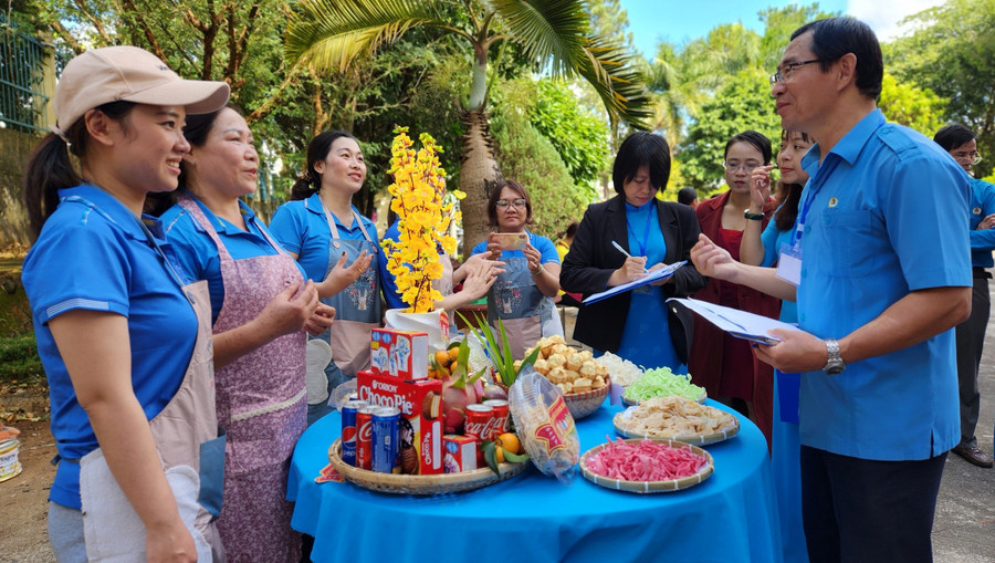 Các đội dự thi thuyết trình về sản phẩm của mình làm ra tại hội thi. Ảnh: Đinh Yến Các đội dự thi thuyết trình về sản phẩm của mình làm ra tại hội thi. Ảnh. Đinh Yến
