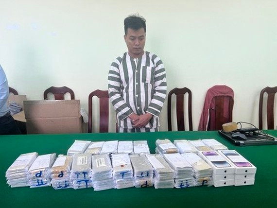 Ngô Thạch Hảo cùng tang vật Ngô Thạch Hảo cùng tang vật