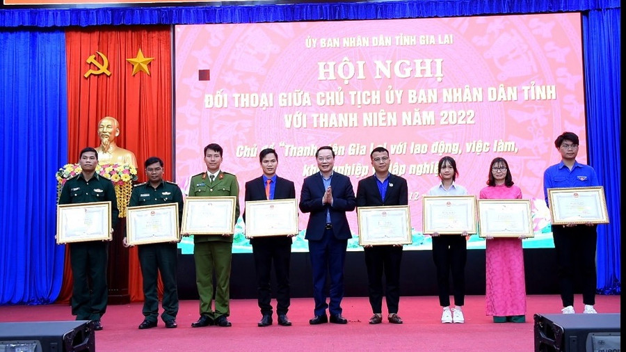 Chủ tịch UBND tỉnh Trương Hải Long (ở giữa) tặng bằng khen cho 9 công dân trẻ tiêu biểu năm 2021. Ảnh: Đức Thụy Chủ tịch UBND tỉnh Trương Hải Long (ở giữa) tặng bằng khen cho 9 công dân trẻ tiêu biểu năm 2021. Ảnh: Đức Thụy