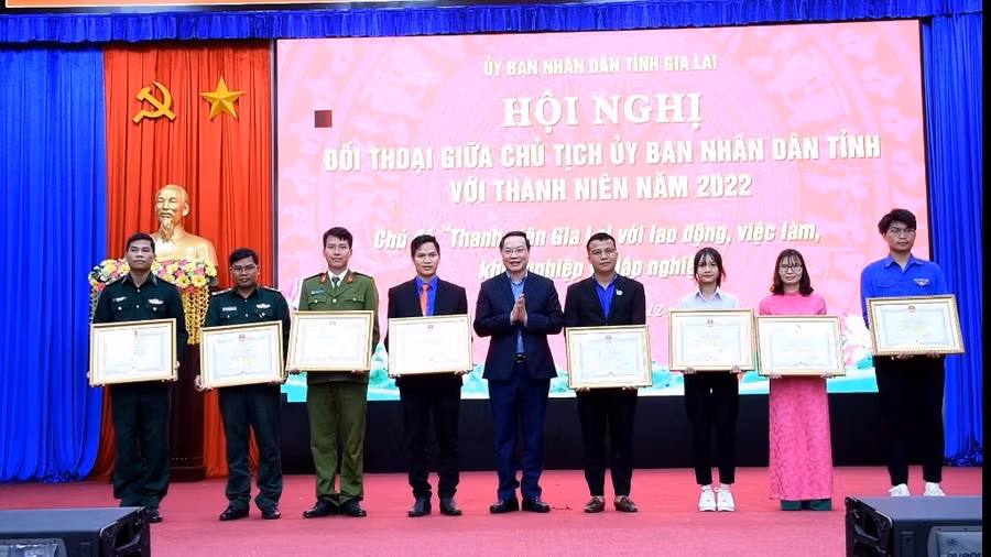 Chủ tịch UBND tỉnh Trương Hải Long (ở giữa) tặng bằng khen cho 9 công dân trẻ tiêu biểu năm 2021. Ảnh: Đức Thụy