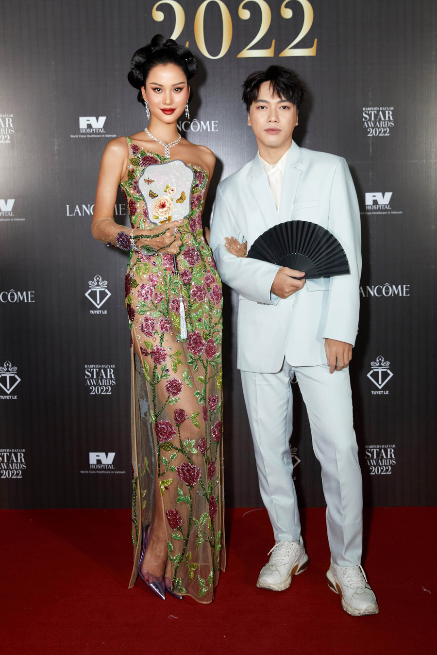 Nhà thiết kế tiết lộ vải tulle có độ thô và trong suốt làm từ lụa, được đính họa tiết bằng pha lê Swarovski và hạt đá Miyuki. 4 người thợ thủ công đã làm việc liên tục trong 2 tháng để hoàn thành mẫu váy xuyên thấu này.