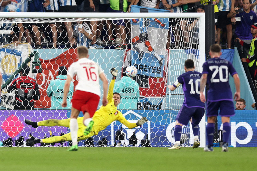 Thủ thành Szczesny đã chơi xuất sắc khi cản phá thành công cú sút penalty của Messi. Ảnh: FIFA Thủ thành Szczesny đã chơi xuất sắc khi cản phá cú sút penalty của Messi. Ảnh: FIFA