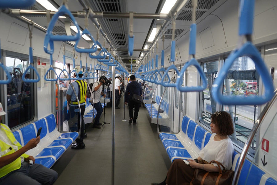 Bên trong tàu metro số 1. Ảnh: Phương Ngân