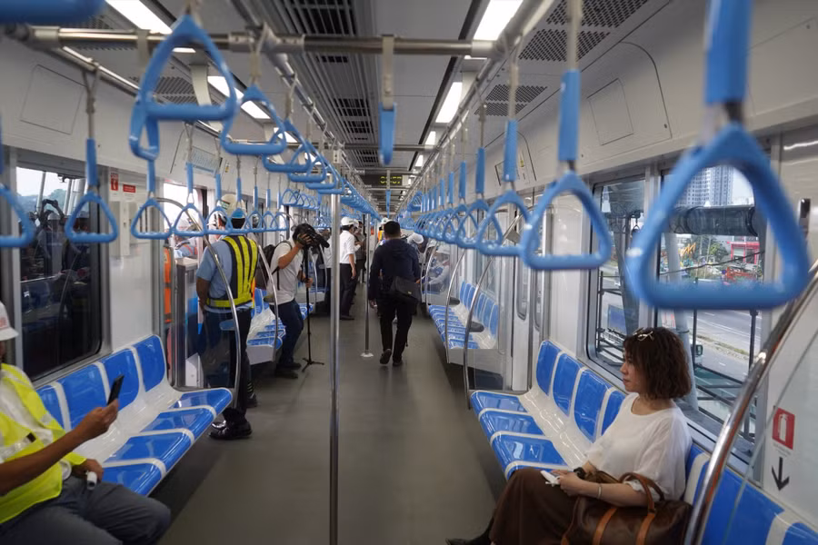 Bên trong tàu metro số 1. Ảnh: Phương Ngân