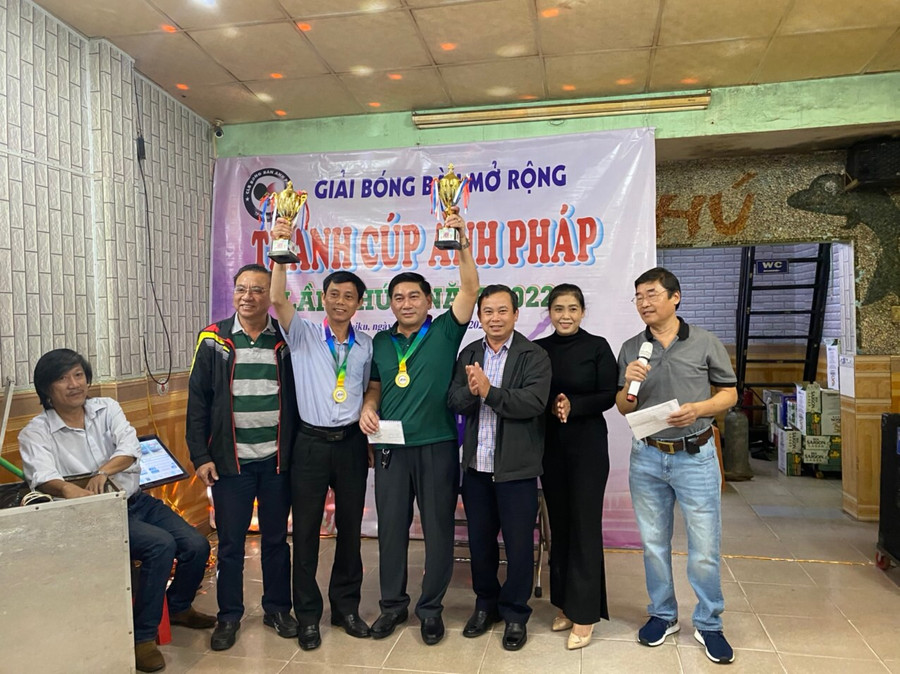 Ban tổ chức trao giải cho các tay vợt giành chức vô địch. Ảnh: Duy Tín
