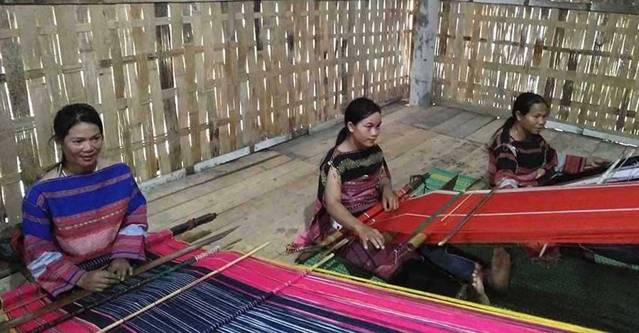Câu lạc bộ dệt thổ cẩm làng Pơ Nang (xã Tú An) góp phần gìn giữ và phát huy văn hóa truyền thống của dân tộc Bahnar. Ảnh: Ngọc Minh Câu lạc bộ Dệt thổ cẩm làng Pơ Nang (xã Tú An) góp phần gìn giữ và phát huy văn hóa truyền thống của dân tộc Bahnar. Ảnh: Ngọc Minh