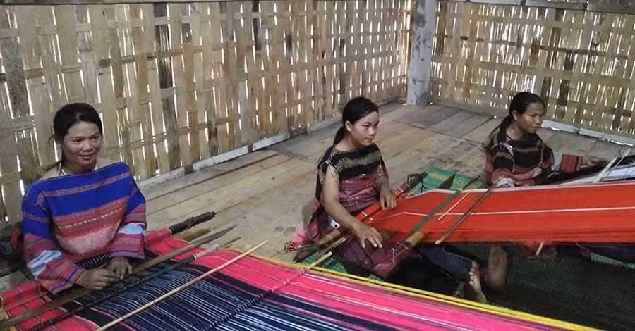  Câu lạc bộ Dệt thổ cẩm làng Pơ Nang (xã Tú An) góp phần gìn giữ và phát huy văn hóa truyền thống của dân tộc Bahnar. Ảnh: Ngọc Minh