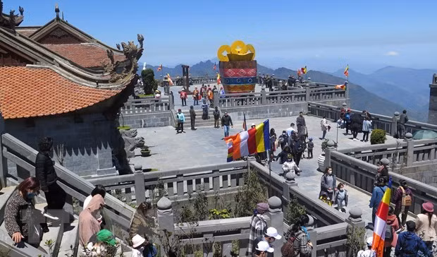 Khách du lịch chinh phục đỉnh Fansipan. Ảnh: Quốc Khánh/TTXVN