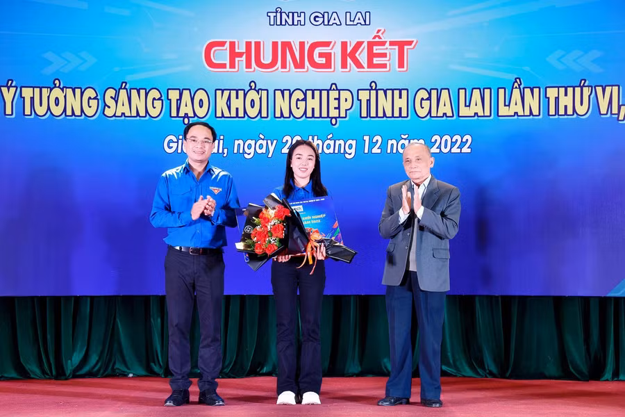 Ban tổ chức trao giải nhất cho thí sinh Rơ Mah HDịu (ở giữa). Ảnh: Đức Thụy