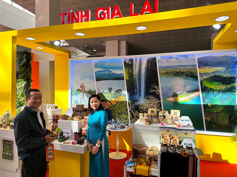 Gian hàng tỉnh Gia Lai trưng bày các sản phẩm đặc trưng, thế mạnh tại hội nghị. Ảnh: Diễm Thương Gian hàng tỉnh Gia Lai trưng bày các sản phẩm đặc trưng, thế mạnh tại hội nghị. Ảnh: Diễm Thương