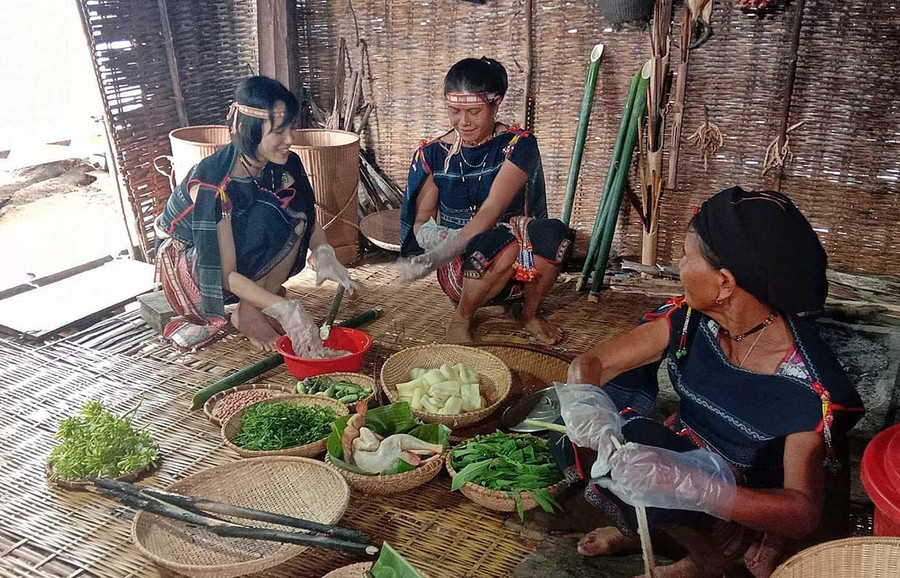  Người dân làng Mơ Hra-Đáp (xã Kông Lơng Khơng, huyện Kbang) chuẩn bị món ăn phục vụ khách du lịch. Ảnh: Hoàng Ngọc