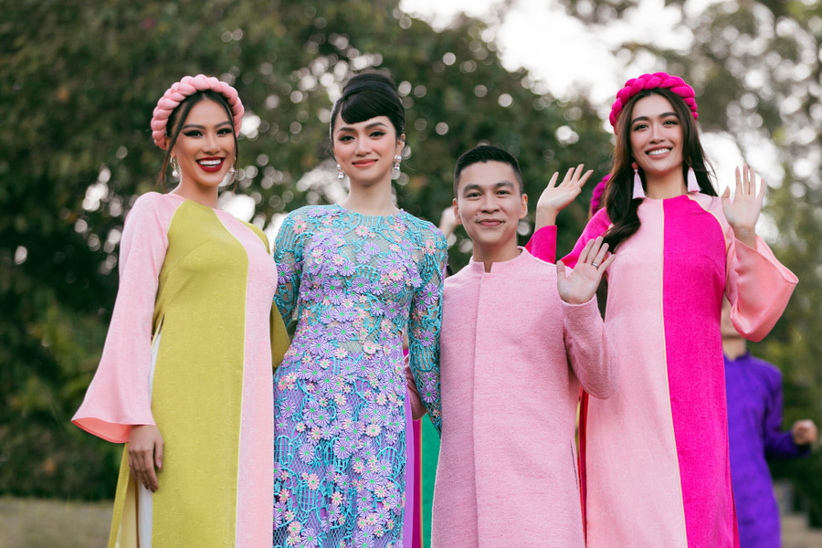 Tại show diễn, nhà thiết kế Adrian Anh Tuấn trình làng 68 mẫu thiết kế, trong đó có khoảng 30 bộ áo dài. Nhiều người đẹp góp mặt trong chương trình như Kim Duyên, Hương Giang, Lệ Hằng, Quỳnh Châu, Thủy Tiên, Quỳnh Hoa... Ảnh: Kiếng Cận