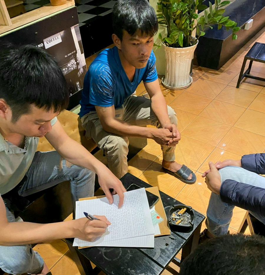 Nguyễn Chánh Tùng bị bắt quả tang cùng tang vật khi đang thực hiện hành vi cá độ bóng đá Nguyễn Chánh Tùng bị bắt quả tang cùng tang vật khi đang thực hiện hành vi cá độ bóng đá