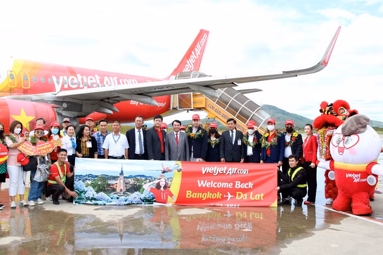  Đồng chí Phạm S - Phó Chủ tịch UBND tỉnh, cùng đại diện các sở, ngành, địa phương tặng hoa cho các vị khách đầu tiên đáp xuống sân bay Liên Khương &nbsp;