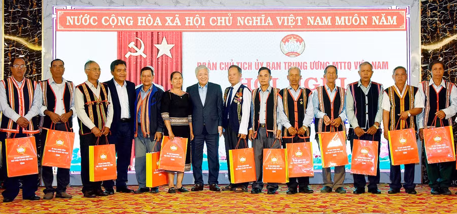 Chủ tịch Ủy ban Trung ương MTTQ Việt Nam Đỗ Văn Chiến (thứ 7 từ trái sang) và Bí thư Tỉnh ủy Hồ Văn Niên (thứ 4 từ trái sang) tặng quà cho các đại biểu. Ảnh: Đức Thụy