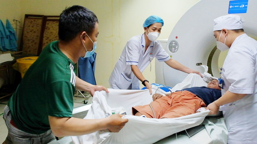 Ông Đ.T.S đột quỵ cấp được người nhà đưa tới BV Nhân dân 115 chụp chẩn đoán hình ảnh. Ảnh: Lê Vân