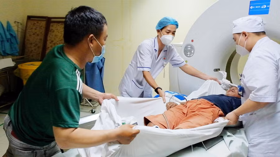 Ông Đ.T.S đột quỵ cấp được người nhà đưa tới BV Nhân dân 115 chụp chẩn đoán hình ảnh. Ảnh: Lê Vân