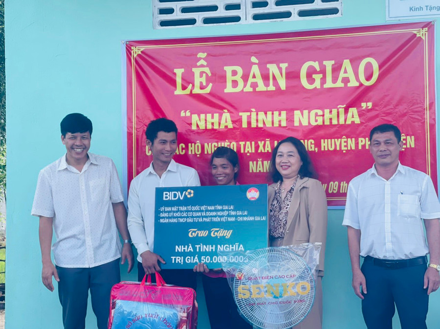 Lễ bàn giao nhà tình nghĩa cho gia đình anh Siu Mái (thôn Sô Ma Hang A, xã Ia Peng, huyện Phú Thiện). Ảnh: Vũ Chi Lễ bàn giao nhà tình nghĩa cho gia đình anh Siu Mái (thôn Sô Ma Hang A, xã Ia Peng, huyện Phú Thiện). Ảnh: Vũ Chi