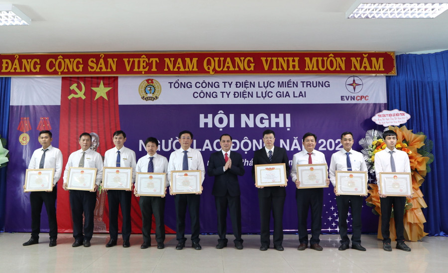 Ông Nguyễn Thanh-Thành viên Hội đồng Thành viên EVNCPC trao Bằng khen của Ủy ban Quản lý vốn nhà nước cho các tập thể và cá nhân có thành tích xuất sắc trong năm 2022. Ảnh: Hà Duy