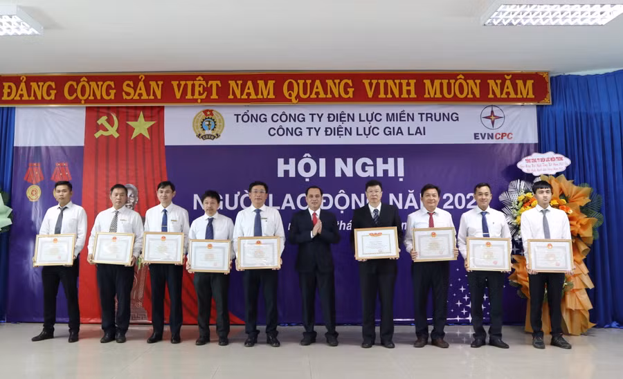 Ông Nguyễn Thanh-Thành viên Hội đồng Thành viên EVNCPC trao bằng khen của Ủy ban Quản lý vốn nhà nước cho các tập thể và cá nhân có thành tích xuất sắc trong năm 2022. Ảnh: Hà Duy Ông Nguyễn Thanh-Thành viên Hội đồng Thành viên EVNCPC trao Bằng khen của Ủy ban Quản lý vốn nhà nước cho các tập thể và cá nhân có thành tích xuất sắc trong năm 2022. Ảnh: Hà Duy