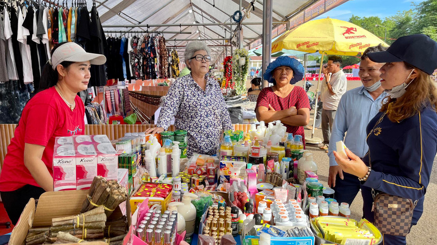 Người dân tham quan, mua sắm tại phiên chợ. Ảnh: Vũ Thảo