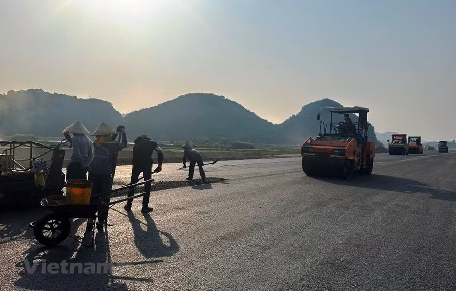 Nhà thầu thi công dải thảm lớp bê tông nhựa dự án cao tốc Bắc-Nam đoạn Mai Sơn-Quốc lộ 45 nhằm thông xe kỹ thuật vào ngày 31/12/2022. Ảnh: Việt Hùng/Vietnam+