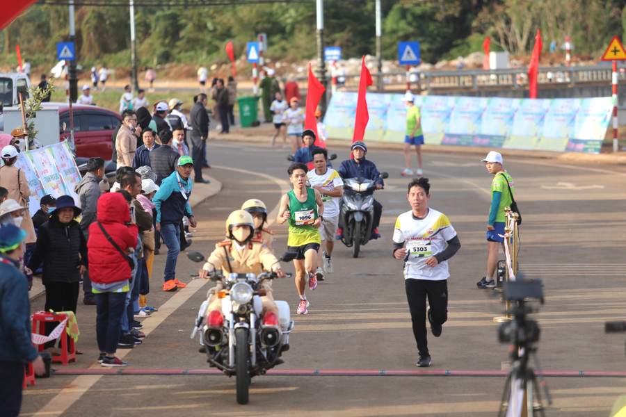 Công an TP. Pleiku đã làm tốt nhiệm vụ đảm bảo an ninh trật tự cho giải đấu. Ảnh: Văn Ngọc Công an TP. Pleiku đã làm tốt nhiệm vụ đảm bảo an ninh trật tự cho giải đấu. Ảnh: Văn Ngọc
