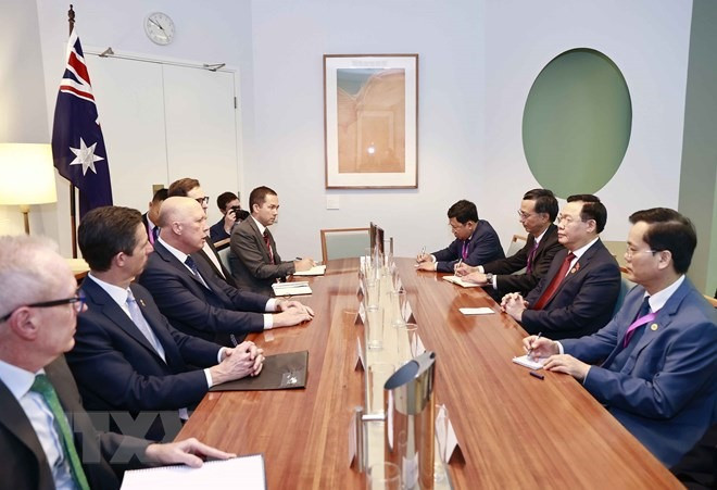 Chủ tịch Quốc hội Vương Đình Huệ tiếp lãnh đạo đối lập tại Hạ viện Peter Dutton và Thượng nghị sĩ của Đảng Tự do, lãnh đạo đối lập tại Thượng viện Simon Birmingham. Ảnh: TTXVN Chủ tịch Quốc hội Vương Đình Huệ tiếp lãnh đạo đối lập tại Hạ viện Peter Dutton và Thượng nghị sĩ của Đảng Tự do, lãnh đạo đối lập tại Thượng viện Simon Birmingham. Ảnh: TTXVN