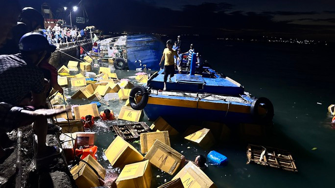 Hàng hóa trôi lềnh bềnh sau khi tàu bị lật. Ảnh: DT Hàng hóa trôi lềnh bềnh sau khi tàu bị lật. Ảnh: DT