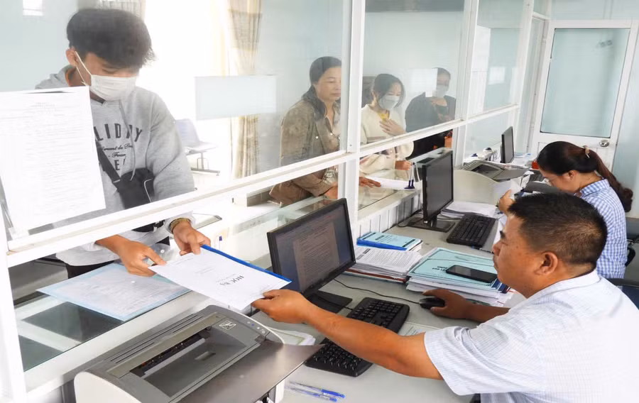 Công chức xã Nghĩa Hưng (huyện Chư Păh) giải quyết thủ tục hành chính cho người dân. Ảnh: Thanh Nhật