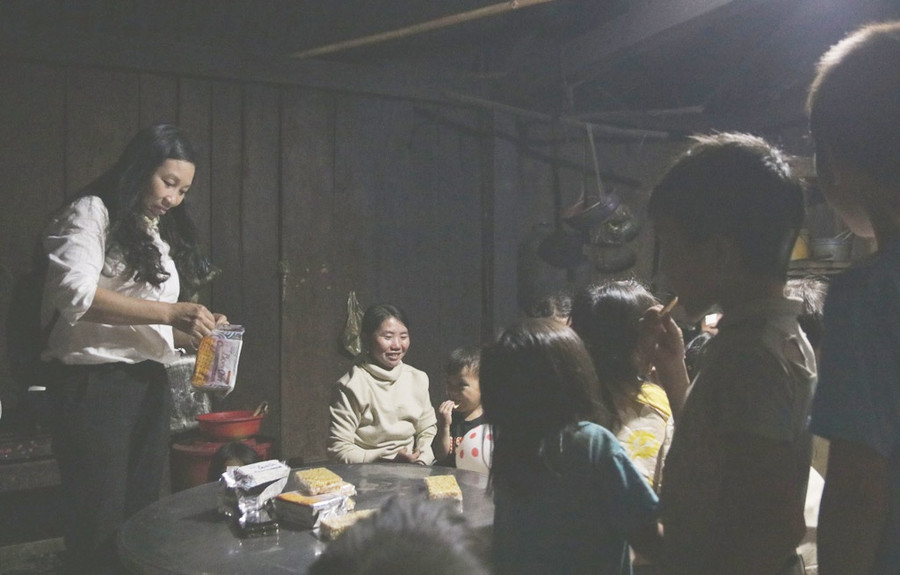 Bà Tạ Thị Liên (trái), thường vào bản làng thuyết phục bà con trồng cà phê sạch và bà sẽ thu mua với giá cao. Ảnh: Xuân Lâm